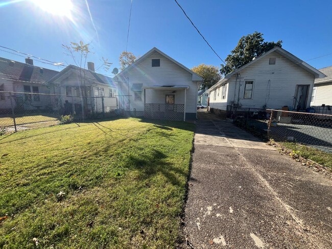 Building Photo - 1554 S Morton Ave