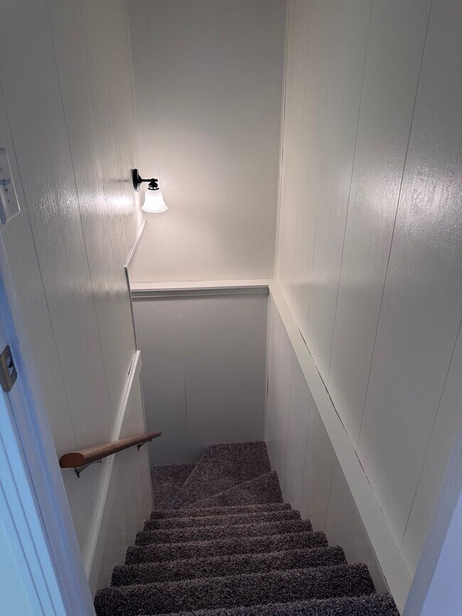 Building Photo - Must see!! 3BD/3BA Fully Finished Basement and Corner Lot!!