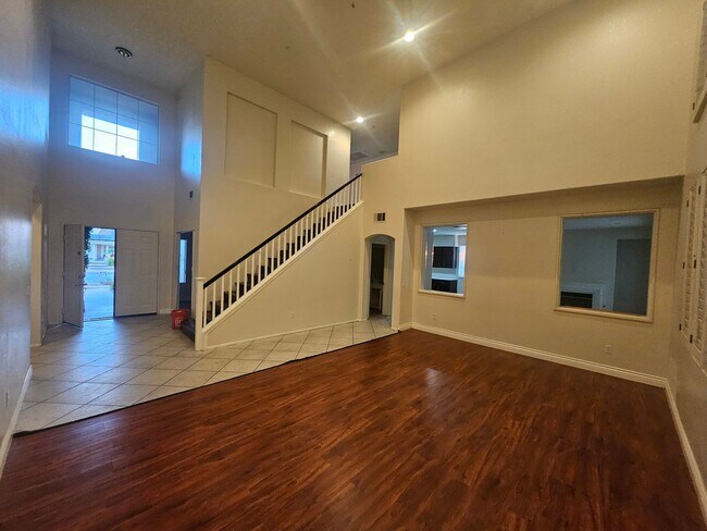 Building Photo - Spacious South Corona Home!
