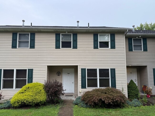 Primary Photo - Beautiful 2 Bedroom Townhome - Only Steps ...