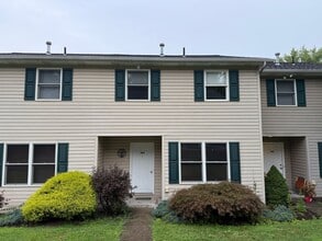 Building Photo - Beautiful 2 Bedroom Townhome - Only Steps ...