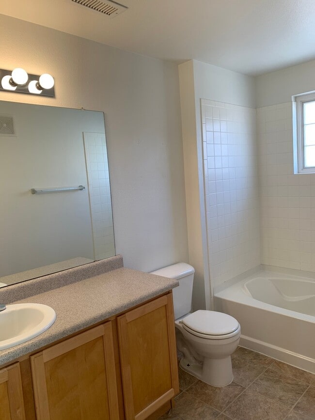 Building Photo - 2 Bed 2 Bath Condo