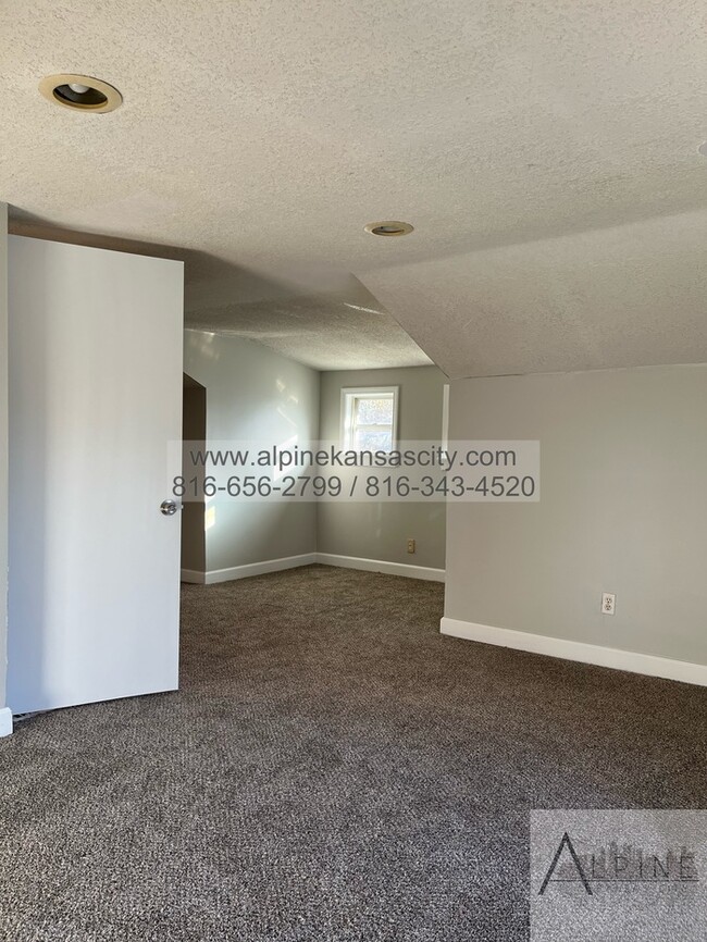 Building Photo - Spacious Upstairs Loft!