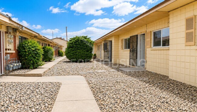 Building Photo - Large Move-In Ready Studio Apartment Near Kirtland AFB