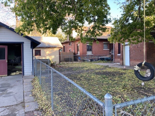 Building Photo - 322 W 4th St