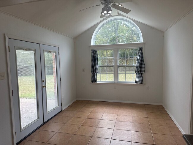 Building Photo - 2213 Suanne Dr