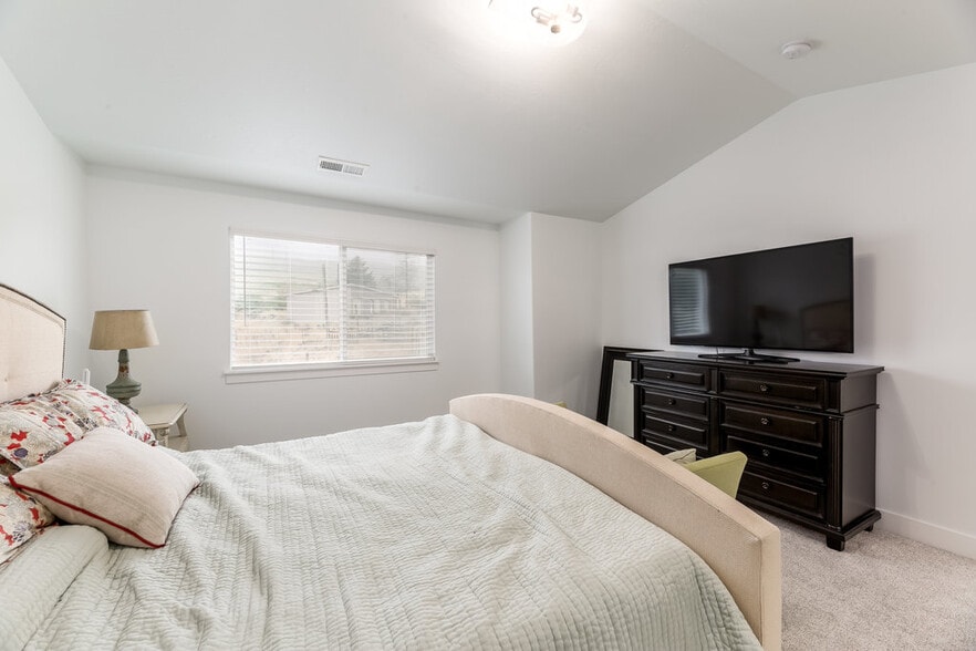 Master Bedroom - 16434 S Bull Spring Ln