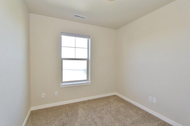 Building Photo - Immaculate Townhouse w/2 Car-Garage