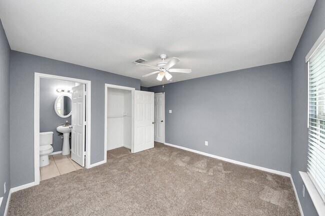 Building Photo - 10021 Hazelhurst Dr