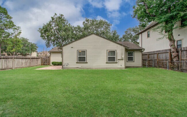 Building Photo - 5519 Huisache St