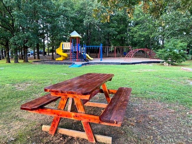 Playground and pavilion less than 5 minute walk away - 601 Dave Creek Pky