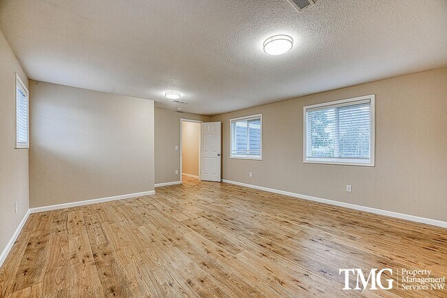 Building Photo - Wonderful 2 Story 3 Bed 2.5 Bath Home in Five Corners!