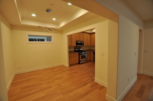 Building Photo - Luxury Craftsman Style Home in quiet San M...