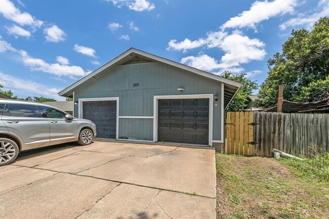 Building Photo - 2011 E Stassney Ln