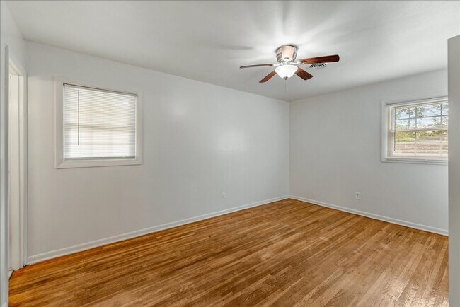 Building Photo - 109 S Chapel Dr