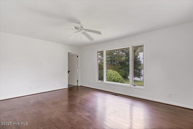 Building Photo - 60 Pine Lake Dr