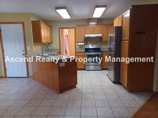 Building Photo - Troutdale 4 Bed Fenced Back 3 Car Garage Y...