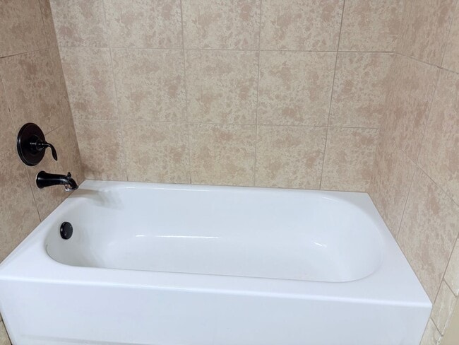 Building Photo - Large four bedroom home in Edmond