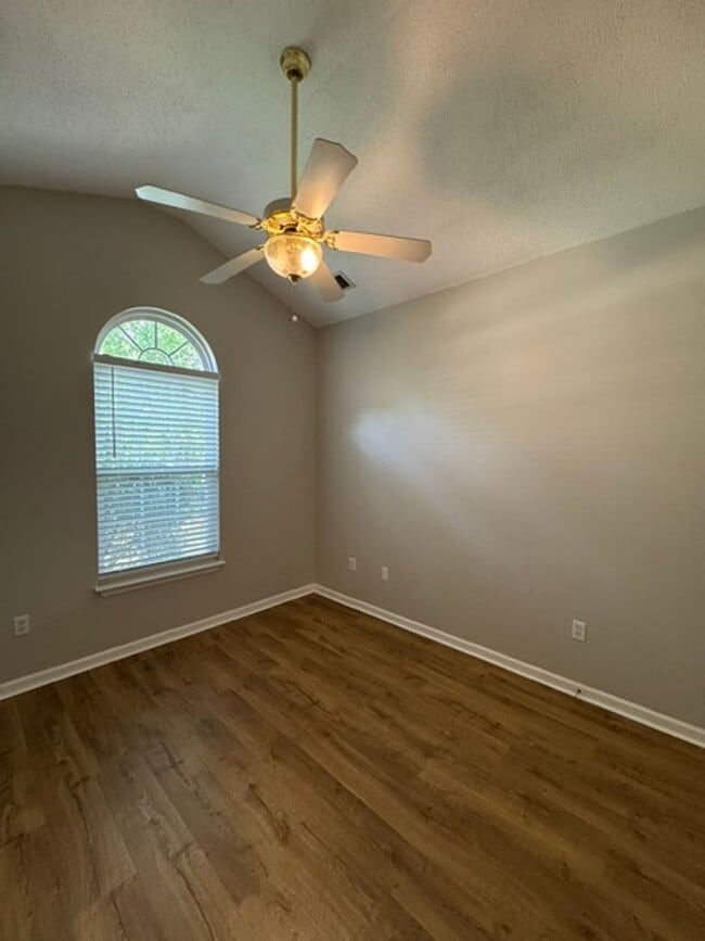 Building Photo - This 1.5  story, all brick, 3 bedroom, 2 bath, Bonus room upstairs & a 2 car garage with great st...