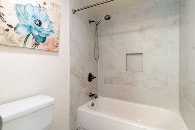Building Photo - Excellent lower level Condo in Gated Warm ...