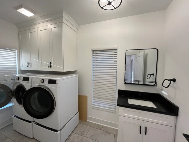 Building Photo - 326 S Oakdale Ave