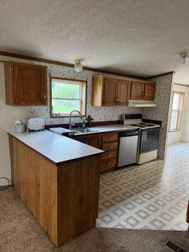 Building Photo - 3 Bedroom - Bloomfield