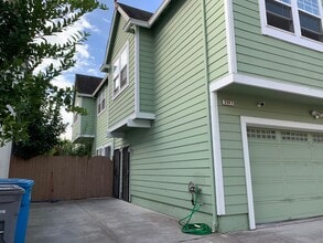 Building Photo - Light & Bright upstairs one bedroom Granny...