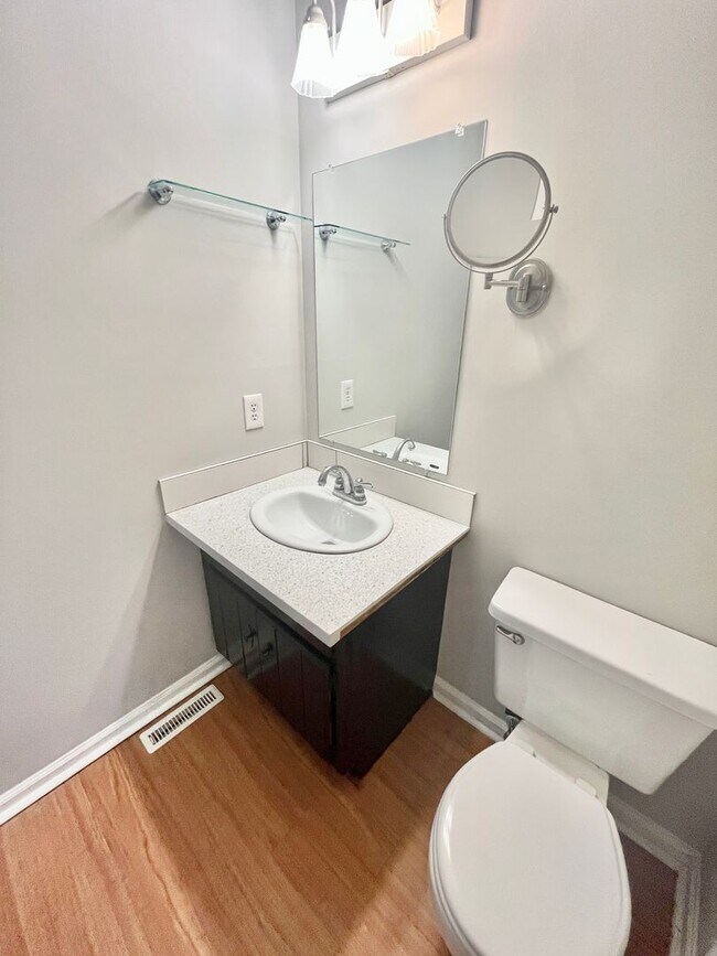 Building Photo - Spacious 2 bedroom/1.5 bathroom Donelson t...