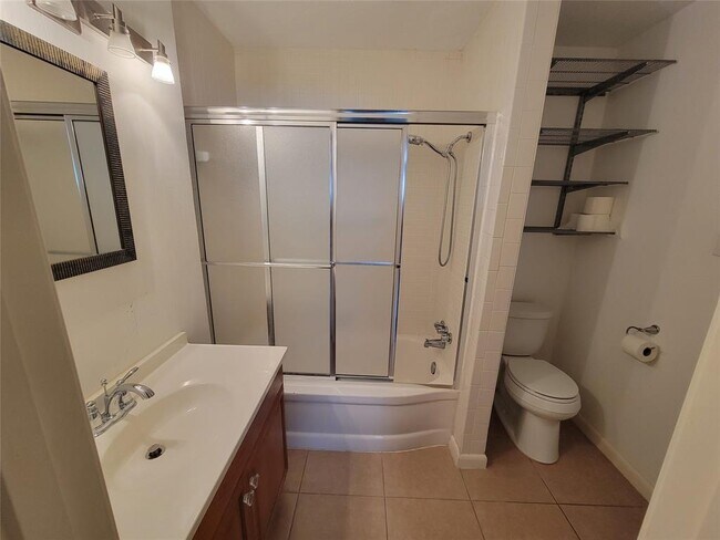 Building Photo - 2711 Briarhurst Dr