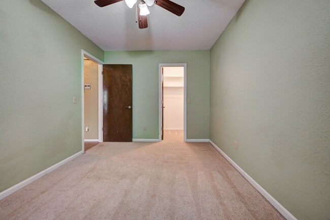 Building Photo - 2912 Edinburg Dr