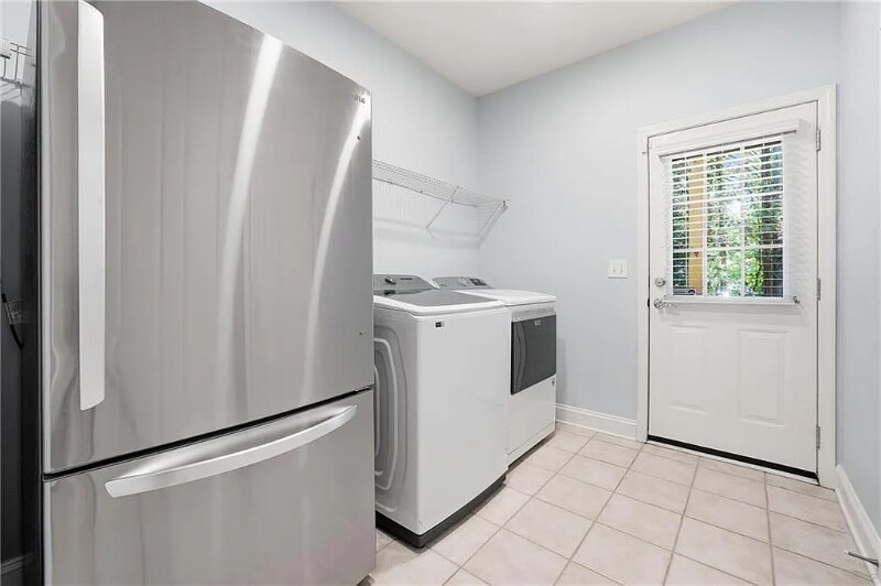 Building Photo - 3655 E Paces Walk