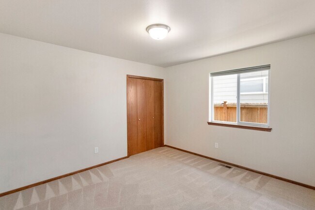 Building Photo - 3 Bed 2 Bath - Excellent Condition - NAS W...