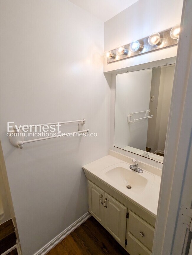 Building Photo - 3 Bed, 3.5 Bath Townhome with Modern Amenities / Available Soon!