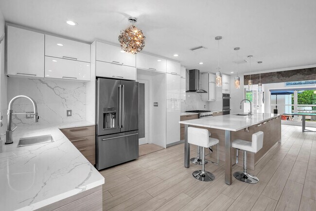 Building Photo - 2212 NE 32nd Ave