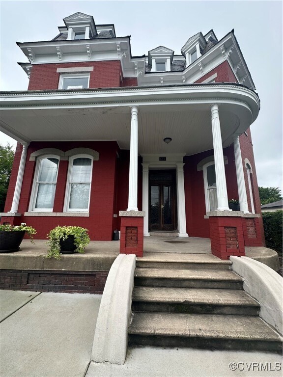 Building Photo - 634 S Sycamore St
