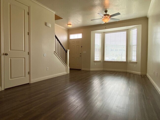 Building Photo - 2 Bed/1.5 Bath Townhouse in Provo