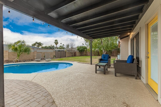 Building Photo - 617 E Ellis Dr