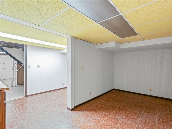 Building Photo - Spacious 3-Bedroom Home with Oversized Garage Space!