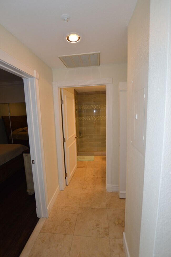 Building Photo - Beautiful and Bright Furnished, 1 Bd / 1 Ba  Condo w/ Pool View