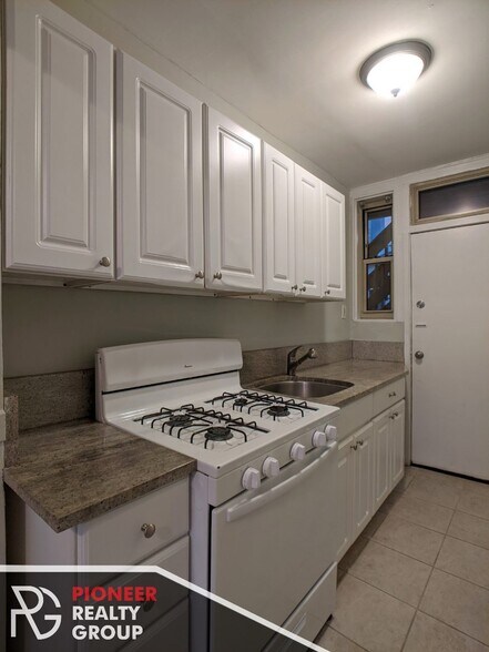 Building Photo - 546 W Surf St