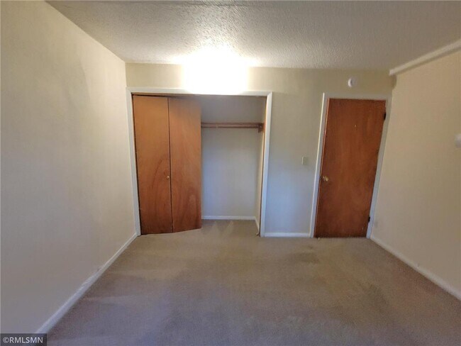 Building Photo - 545 Birchcrest Dr