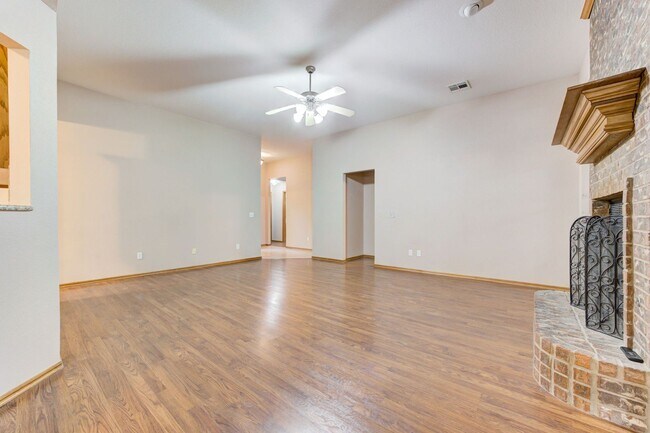 Building Photo - Beautiful 3-Bedroom / 2-Bathroom home in Yukon!