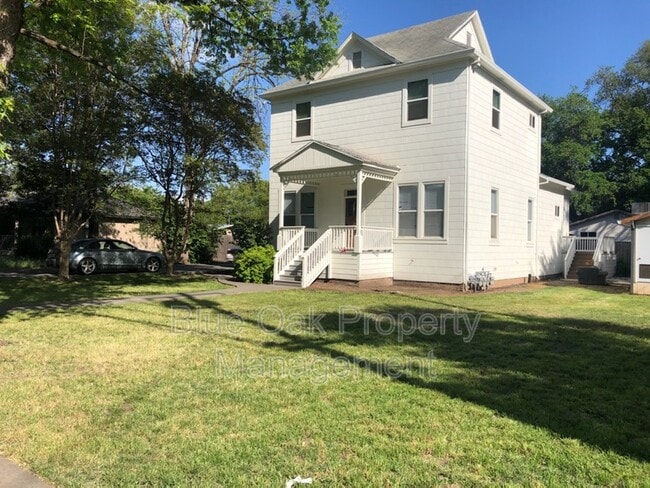 Building Photo - 1507 W 5th St