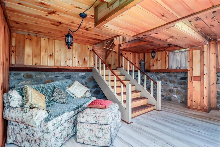 Building Photo - 155 Squash Hollow Rd