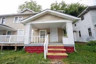 Building Photo - "Charming Urban Retreat: Cozy 1-Bedroom Ap...