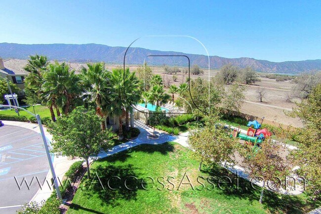 Building Photo - 3 Bed / 2.5 Bath Townhome | Open Layout + Modern Finishes