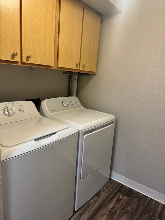 Building Photo - Life Just Got Better Come See For Yourself At Powell Court Apartments!!