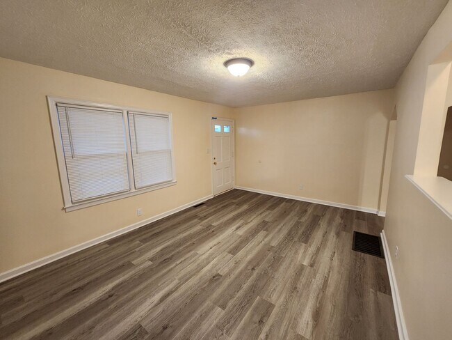 Building Photo - Adorable 2 bedroom with updates and washer/dryer hook-ups