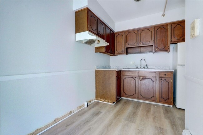 Building Photo - 400 Main St