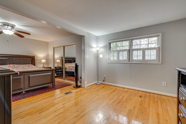 Building Photo - Charming 4 Bed SFH in Alexandria!